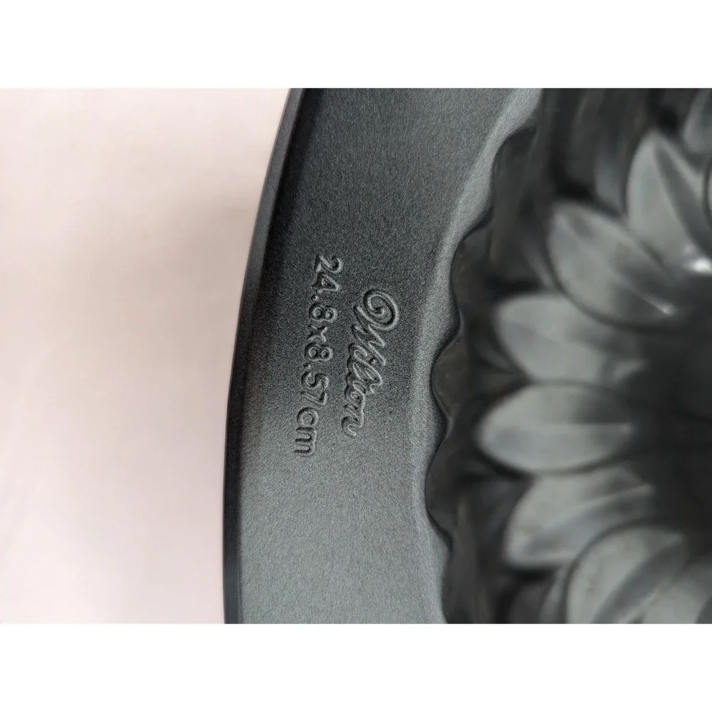 Wilton‎ bundt cake mold pan 9.75 x 3.38 